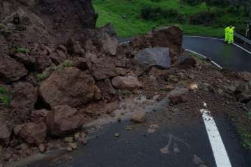 Las rocas bloquean parte de la calzada en La Bodeguilla, San Mateo (Foto TA)