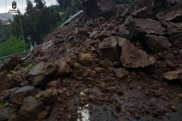 Las rocas bloquean parte de la calzada en La Bodeguilla, San Mateo (Foto TA)