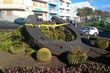 El viento arranca la escultura de La Herradura-Telde (Foto TA y Antonio Alí)