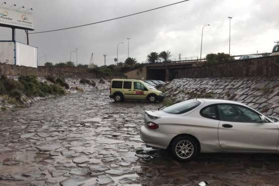 Caso omiso a las advertencias de no aparcar en los barrancos de Telde (Foto TA)