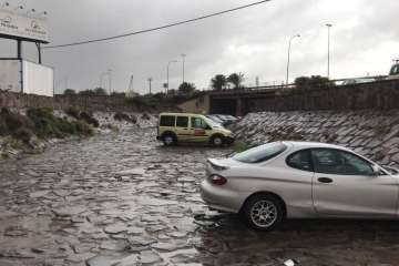 Conductores que 'se la juegan' al tratar de sacar sus vehículos de la riada de Ojos de Garza (Foto TA)