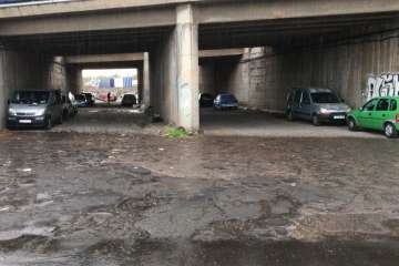 Conductores que 'se la juegan' al tratar de sacar sus vehículos de la riada de Ojos de Garza (Foto TA)