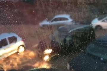 Conductores que 'se la juegan' al tratar de sacar sus vehículos de la riada de Ojos de Garza (Foto TA)