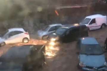 Conductores que 'se la juegan' al tratar de sacar sus vehículos de la riada de Ojos de Garza (Foto TA)