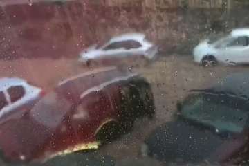 Conductores que 'se la juegan' al tratar de sacar sus vehículos de la riada de Ojos de Garza (Foto TA)