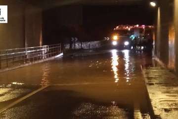 El puente del Aeropuerto bajo la GC-1, anegado (Foto TA)