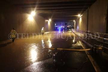 El puente del Aeropuerto bajo la GC-1, anegado (Foto TA)