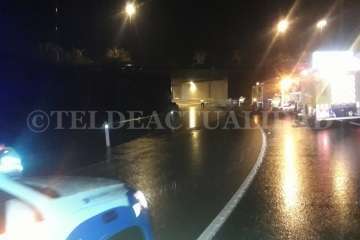 El puente del Aeropuerto bajo la GC-1, anegado (Foto TA)