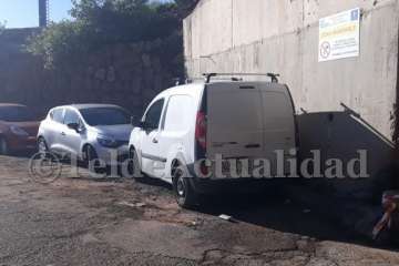 Vehículos estacionados esta mañana junto al canal del barranquillo de Ojos de Garza (Foto TA)