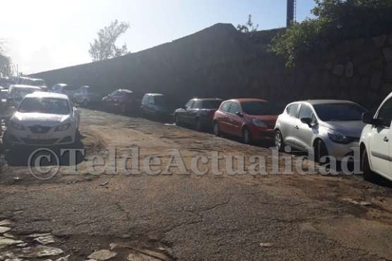 Vehículos estacionados esta mañana junto al canal del barranquillo de Ojos de Garza (Foto TA)