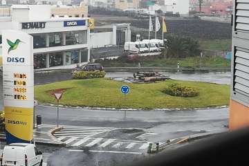 El viento tumba la escultural del Juego del Palo de El Calero (Foto TA)