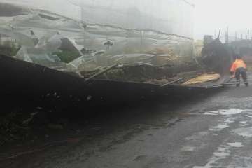 Caída de muro y vallado de una finca en la carretera de Las Huesas a Cruz de Jerez (Foto TA)