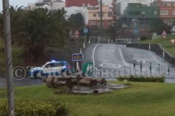El viento tumba la escultural del Juego del Palo de El Calero (Foto TA)