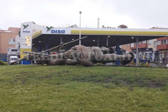 El viento tumba la escultural del Juego del Palo de El Calero (Foto TA)