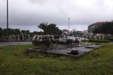 El viento tumba la escultural del Juego del Palo de El Calero (Foto TA)
