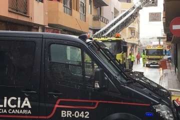 Los bomberos retiran un cartel en la calle Luján Pérez (Foto TA)