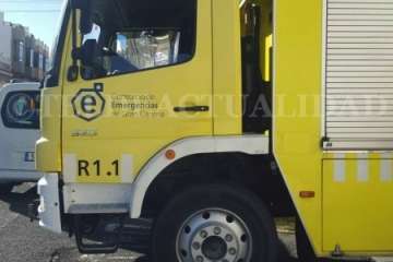 Los bomberos, actuando esta tarde en un residencial del Callejón del Castillo (Foto TA)