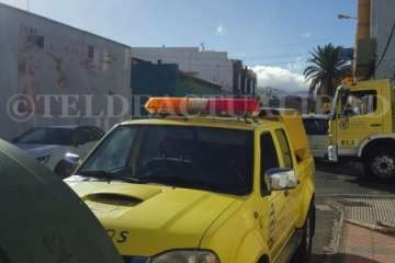 Los bomberos, actuando esta tarde en un residencial del Callejón del Castillo (Foto TA)