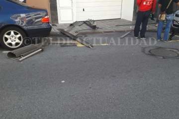 Una persiana cae sobre dos coches en Salinetas (Foto TA)