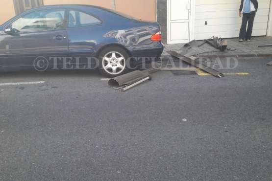 Una persiana cae sobre dos coches en Salinetas (Foto TA)