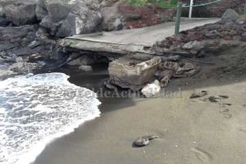 El oleaje causa daños a uno de los accesos a Melenara desde Clavellinas (Foto TA)