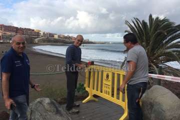 El oleaje causa daños a uno de los accesos a Melenara desde Clavellinas (Foto TA)