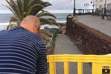 El oleaje causa daños a uno de los accesos a Melenara desde Clavellinas (Foto TA)