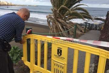 El oleaje causa daños a uno de los accesos a Melenara desde Clavellinas (Foto TA)