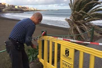 El oleaje causa daños a uno de los accesos a Melenara desde Clavellinas (Foto TA)