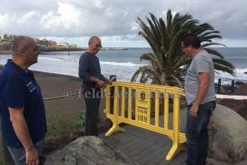 El oleaje causa daños a uno de los accesos a Melenara desde Clavellinas (Foto TA)