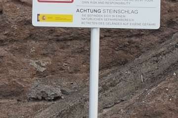 Avisos en tres idiomas en los puntos costeros más peligrosos de la costa de Telde (Foto TA)