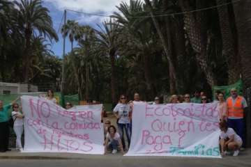 Protesta de los trabajadores por la presencia de los ecologistas de Turcón (Foto TA)