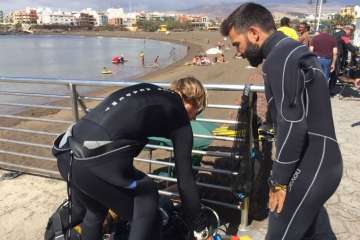 Inmersión en Melenara para limpiar sus fondos (Foto TA)