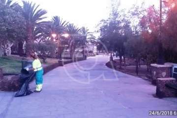 Trabajos de limpieza en la playa de Melenara tras la Noche de San Juan (Foto TA)