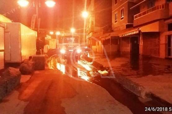 Trabajos de limpieza en la playa de Melenara tras la Noche de San Juan (Foto TA)