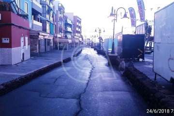 Trabajos de limpieza en la playa de Melenara tras la Noche de San Juan (Foto TA)