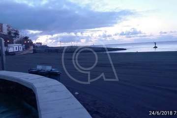 Trabajos de limpieza en la playa de Melenara tras la Noche de San Juan (Foto TA)