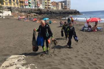 La limpieza de fondos marinos de La Garita 'rueda' con éxito (Foto TA)