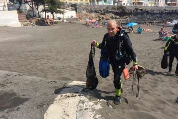 La limpieza de fondos marinos de La Garita 'rueda' con éxito (Foto TA)