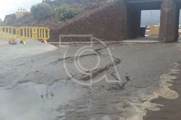 Una obstrucción en la red causa un vertido de aguas fecales en Melenara (Foto TA)