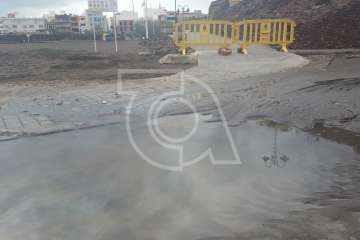 Una obstrucción en la red causa un vertido de aguas fecales en Melenara (Foto TA)