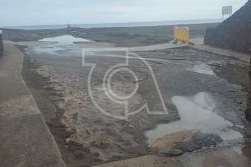 Una obstrucción en la red causa un vertido de aguas fecales en Melenara (Foto TA)