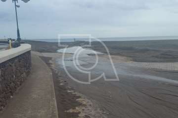 Una obstrucción en la red causa un vertido de aguas fecales en Melenara (Foto TA)