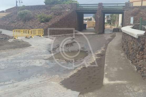 Una obstrucción en la red causa un vertido de aguas fecales en Melenara (Foto TA)