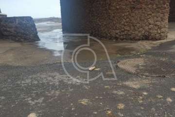 Una obstrucción en la red causa un vertido de aguas fecales en Melenara (Foto TA)