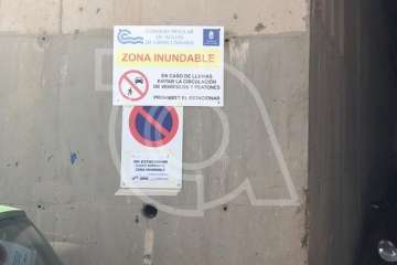 Ayuntamiento y Cabildo alertan del peligro de aparcar en el canal del Barranco de Ojos de Garza (Foto TA)