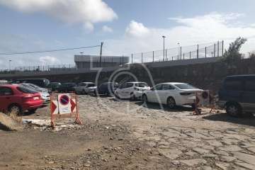 Ayuntamiento y Cabildo alertan del peligro de aparcar en el canal del Barranco de Ojos de Garza (Foto TA)