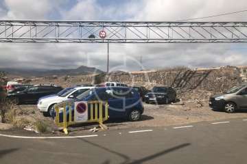 Ayuntamiento y Cabildo alertan del peligro de aparcar en el canal del Barranco de Ojos de Garza (Foto TA)