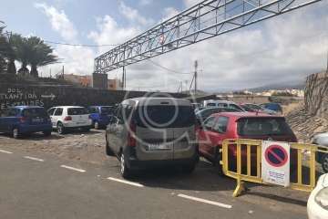 Ayuntamiento y Cabildo alertan del peligro de aparcar en el canal del Barranco de Ojos de Garza (Foto TA)