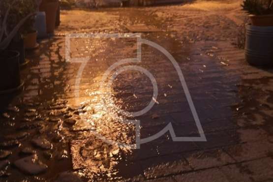 Una avería en la red 'inunda' una calle de San Francisco (Foto TA)